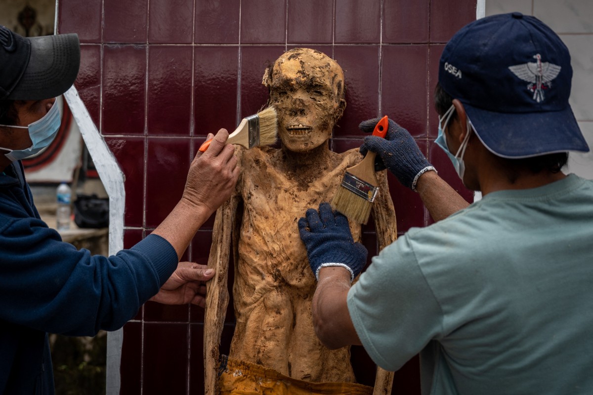 بالصور- يخرجون الجثث من المقابر لممارسة طقوس تكريم لها... يوم تحتفل مجموعة توراجا العرقية في إندونيسيا بمانيني